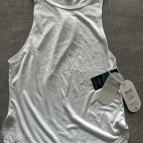 Women’s XS Adidas workout/running top. BNWT. - Picture 2 of 2